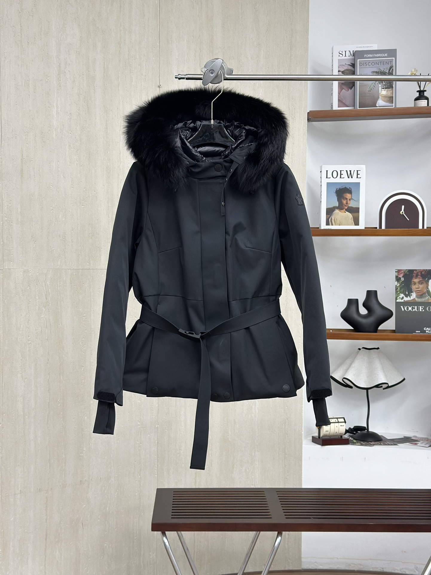 【17540】Moncler 蒙口 Bauges披肩连帽狐狸毛领羽绒服 纯色大披肩连帽做 也是相当漂亮 秋冬防风雪面料羽绒服 奢华天然狐狸毛 羊皮毛一体结合,领边一圈天然皮草 帽内拼接真皮毛一体羊毛,新款滑雪服 超大毛领收腰修身短款羽绒 ,Moncl 滑雪系列,为户外而生的专业系,兼顾了实用性,功能型,时髦度的一组羽绒款,在基础上升级,可以说是既有颜值又有内涵。蒙口羽绒作为国宝级品牌,这款连续多年都是加单的款式,除了款式设计符合亚洲人身形,一致得到东方人的认可!在它的户外功能质感跟实穿性价比 更是国内外用户蕞佳认证的 ,作为“羽皇殿堂级”的羽绒服,这款女人味十足的秋冬贵妇系列款,更是不要错过 毛量应该是可以直观看到了,这些都是硬货,随意放到一个地方都不止咱们这个价格,翻倍涨的款,好一点的客户群体,实力推! 毛针尖细,蓬松度深难见底,摸一摸:用手轻轻抚摸 柔软有弹性,会感觉又厚又软,毛浓密而丰满,手放在上面暖暖的则说明为真皮毛,手感粗糙,则说明为人造纤维 用眼睛自己看,皮毛有一股自带天然的色泽和亮光,看起来会很舒服,有一种想拥有的感觉,而人工毛的色泽则比较黯淡,不容易入眼 ;最重要明显的一点是,真毛不带刺鼻型味道,没有人造毛的塑胶味! 贸易!户外羽绒服 热门经典版型 微阔裁剪 很合体 拒绝臃肿 ! 面料的手感就非常的有质感 厚实易打理,内里也特别精致! 在面料方面绝对不会含糊! 外壳面料选用定织的HIGH Performance机能纤维,防风,防水,绝缘,透气,轻量化,五项技能均在线,内里填充的是90%日标白鹅绒,外壳面料的压制,羽绒足够保暖但不过分蓬松,上身显瘦。 衣服加厚的,保暖性很强 作为雪地服 防风防水又保暖 ! 穿上这件羽绒服,内里加一件薄毛衣就可以过冬! 复合防水防风滑雪服,整个秋冬上了不少蒙口系列滑雪服,保暖跟美感都是全全具备 这个系列咱们出了很多款了,已经无需再多说,出口单,只有一批货,出完绝版!!!! 羽皇奢货系列 ,全网蕞首发的绝世,Mon*系列滑雪服,这款层用料是复合防水防风的户外运动面料,毛量蓬松度非一般国产养殖毛量,国内没有几个是这样的毛量质感,具体的货品情况是一点不含糊的,货真价实的好货 Size:1-4码 颜色:黑色 白色